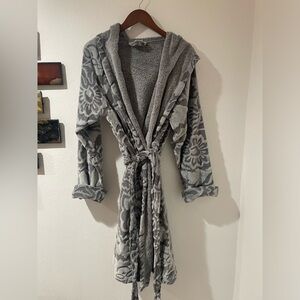 VERA BRADLEY Java Galaxy Gray Tonal Textured Fleece bathrobe Gently worn